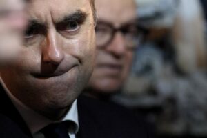 El primer ministro francés saliente Sebastien Lecornu reacciona durante una visita a una carpa conmemorativa que presenta una exposición con retratos de víctimas francesas de los ataques del 07 de octubre y aquellos que aún están retenidos como rehenes por Hamas en Gaza, en Place des Vosges, París, Francia, 07 de octubre de 2025. El 07 de octubre marca dos años desde que el grupo militante palestino Hamas lanzó un ataque sorpresa a Israel, tomando decenas de rehenes y matando a casi 1,200 personas. En respuesta, Israel comenzó su guerra en Gaza, que ha matado a más de 67,000 personas, desplazado a millones y destruido el enclave palestino. (Francia) EFE/EPA/LUDOVIC MARIN / POOL MAXPPP OUT