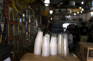 Fotografía de archivo de vasos de plástico de un solo uso en la barra de un bar. EFE/ Thais Llorca