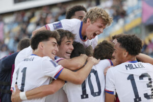 Jugadores de Estados Unidos celebran un gol en un partido de octavos de final de la Copa Mundial Sub-20. EFE/ Elvis González