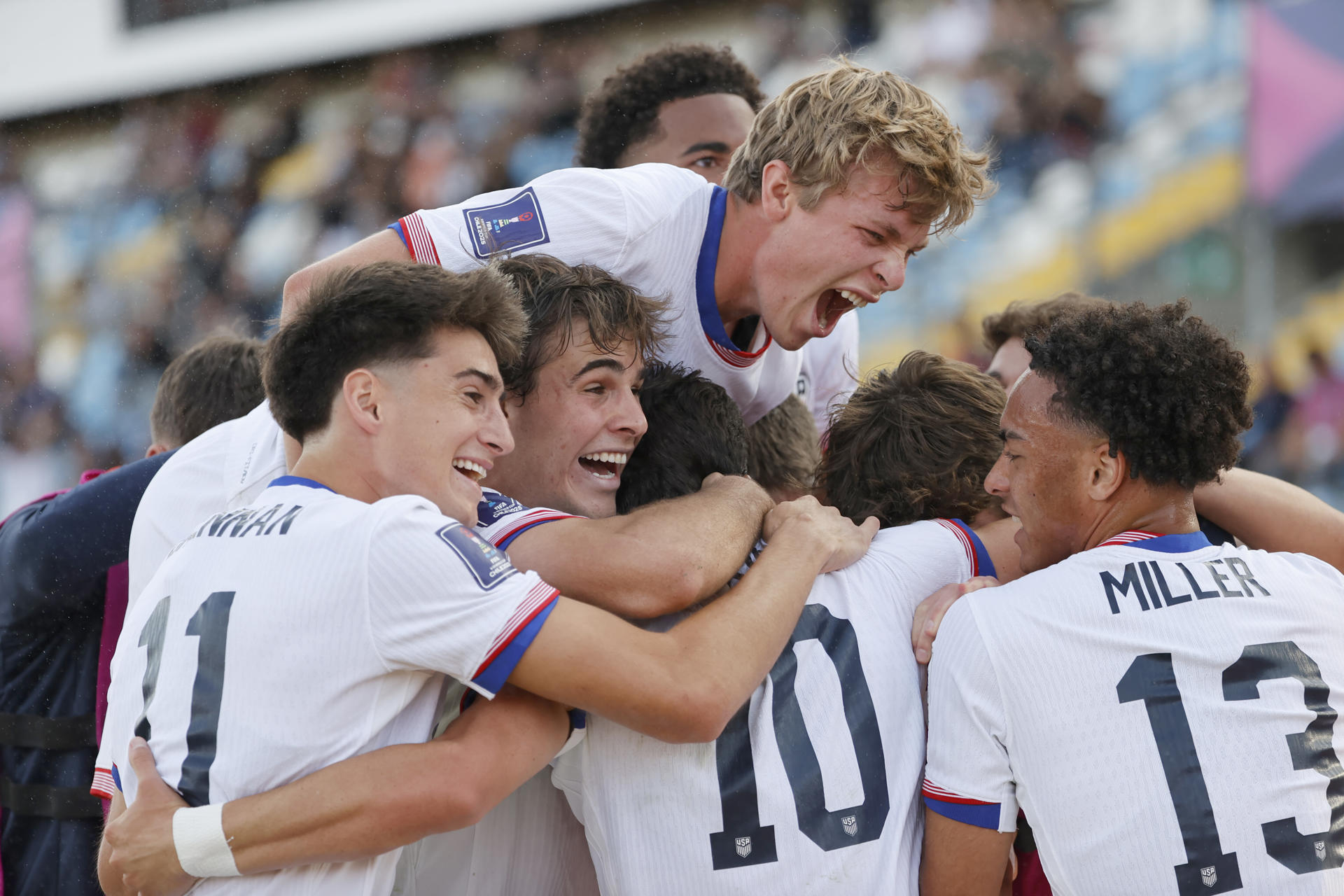 Jugadores de Estados Unidos celebran un gol en un partido de octavos de final de la Copa Mundial Sub-20. EFE/ Elvis González