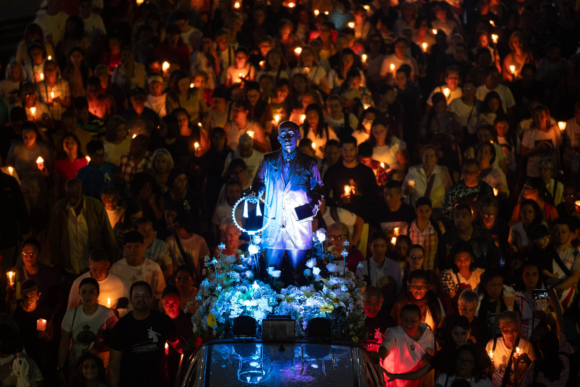Personas participan en una procesión en honor al médico José Gregorio Hernández este sábado, en Caracas (Venezuela). EFE/ Ronald Peña R
