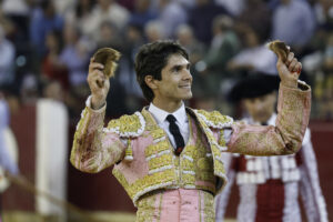 El diestro francés Sebastián Castella saluda al público tras cortar dos orejas al quinto de la tarde, durante la corrida de la Feria del Pilar celebrada este jueves en la plaza de toros de Zaragoza. EFE/Javier Cebollada