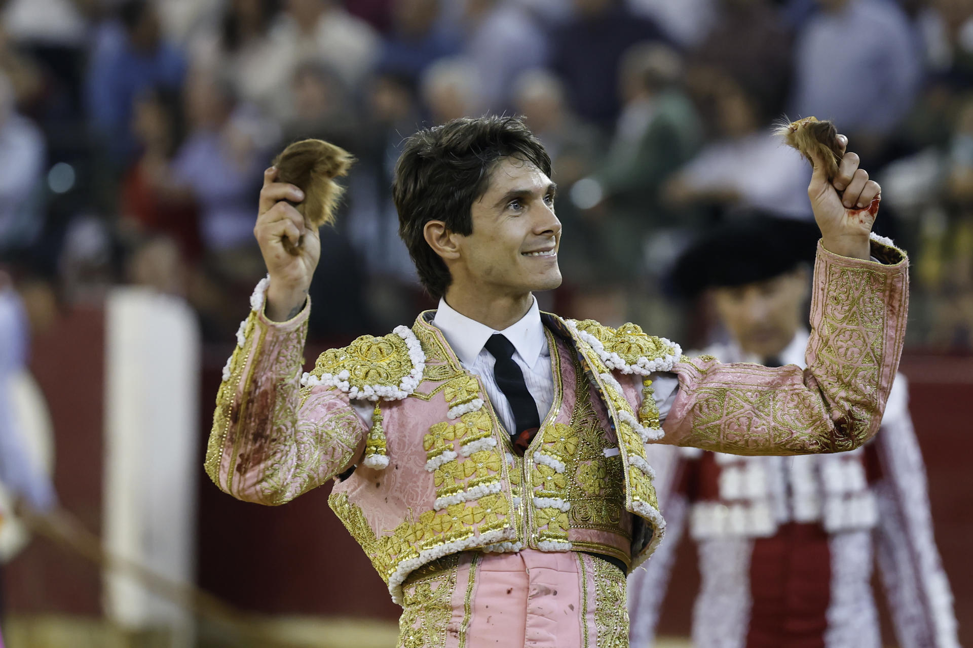 El diestro francés Sebastián Castella saluda al público tras cortar dos orejas al quinto de la tarde, durante la corrida de la Feria del Pilar celebrada este jueves en la plaza de toros de Zaragoza. EFE/Javier Cebollada