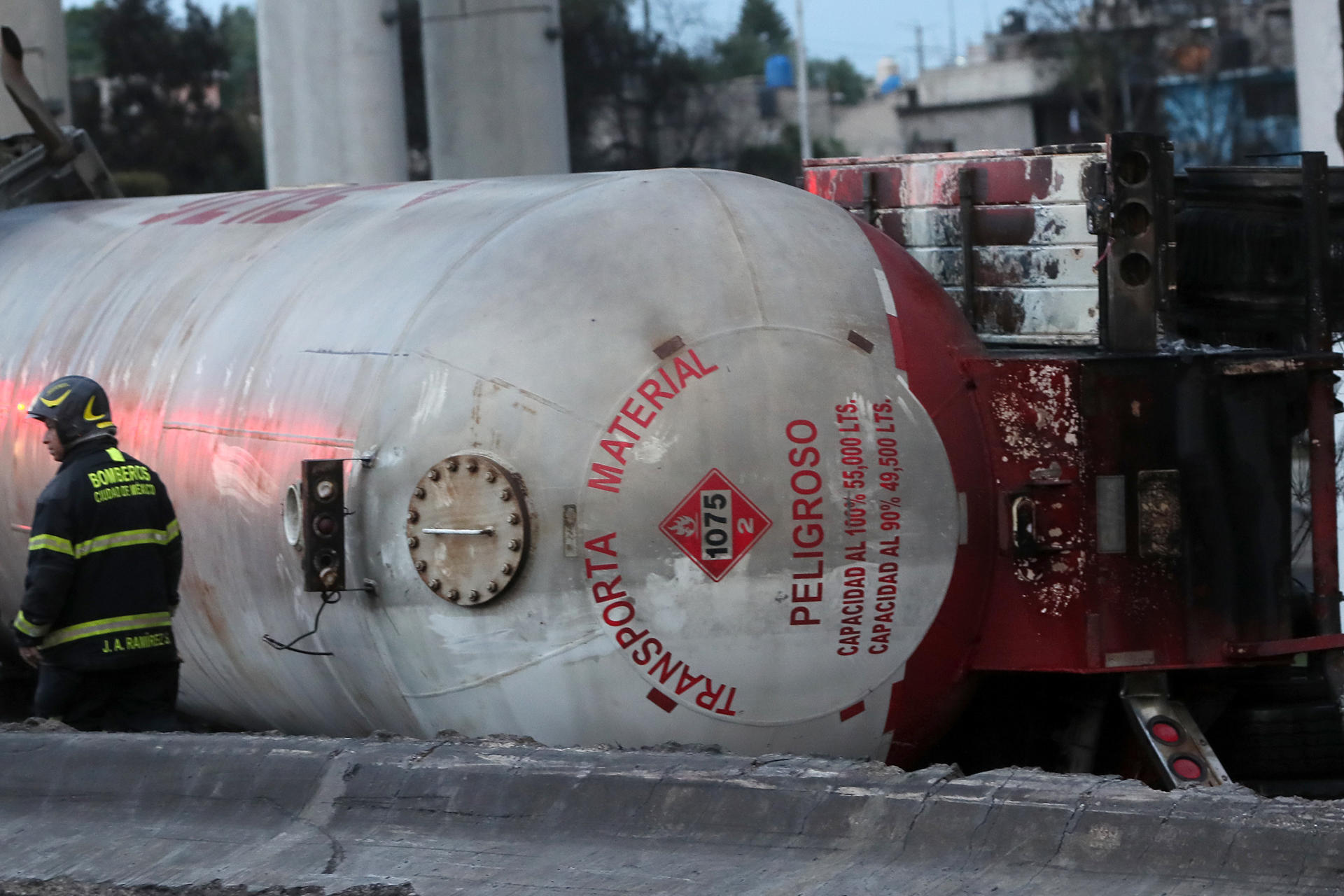 Fotografía del 10 de septiembre de 2025 de un bombero junto a un camión de gas accidentado en la Ciudad de México (México). Imagen de archivo. EFE/ Mario Guzmán