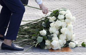 Familiares del coronel de Infantería Diego Fernández-Montes, asesinado por ETA en 1978, participan este sábado en un homenaje en su memoria organizado por el Ayuntamiento de San Sebastián, con la colocación de una placa en el lugar donde fue asesinado. EFE/Juan Herrero.
