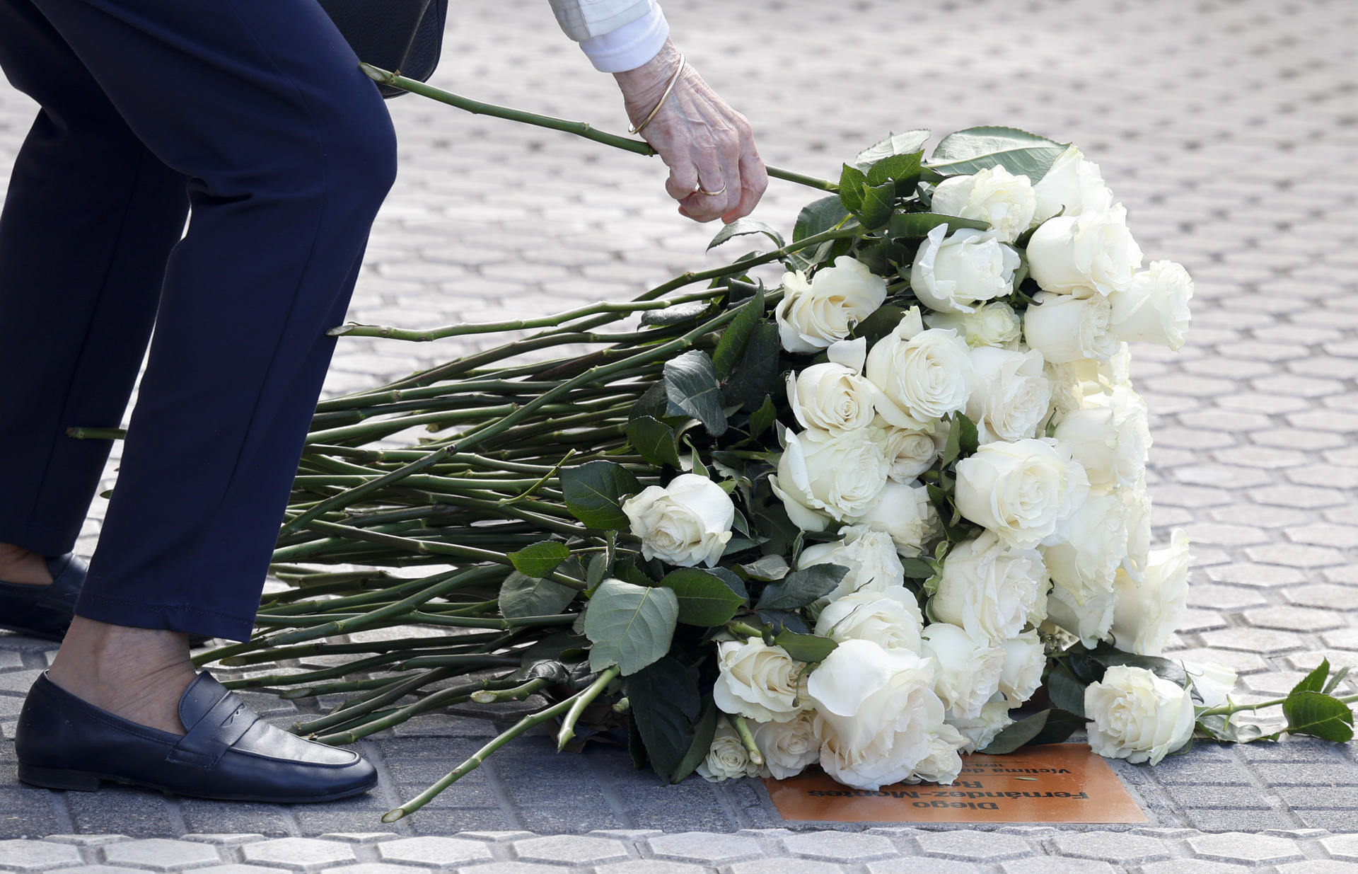Familiares del coronel de Infantería Diego Fernández-Montes, asesinado por ETA en 1978, participan este sábado en un homenaje en su memoria organizado por el Ayuntamiento de San Sebastián, con la colocación de una placa en el lugar donde fue asesinado. EFE/Juan Herrero.