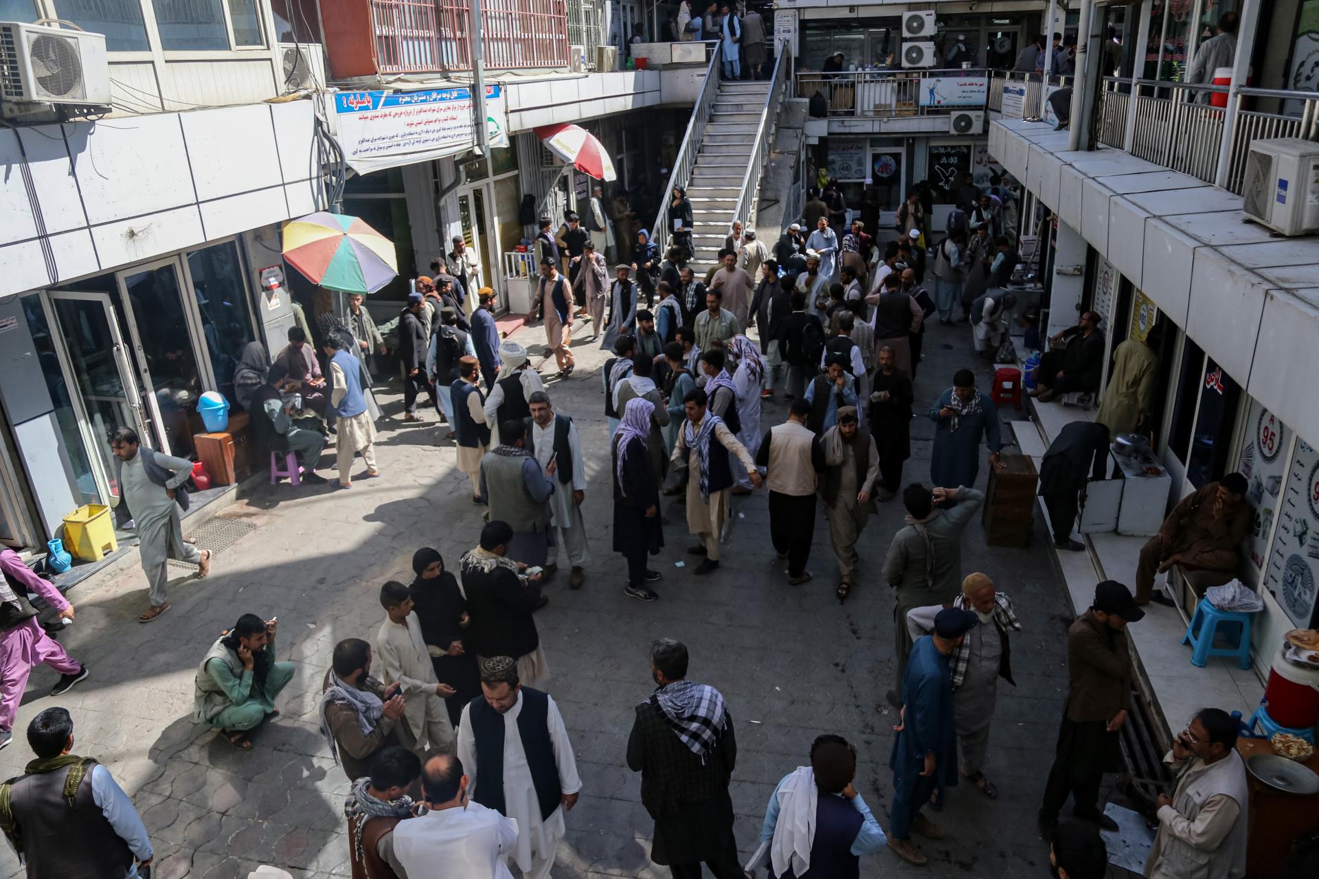 Los cambistas trabajan en un mercado después de que se restablezcan los servicios de internet en Kabul, Afganistán, 02 de octubre de 2025. Afganistán restableció las redes móviles y el internet el 01 de octubre después de un apagón de dos días a nivel nacional ordenado por las autoridades talibanes. El apagón detuvo los negocios, los bancos y los viajes, dejando al país casi aislado. Netblocks lo llamó una desconexión deliberada. El regreso de la conectividad desencadenó celebraciones en las calles de Kabul, con los residentes comparando el momento con una fiesta. (Afganistán) EFE/EPA/SAMIULLAH POPAL
