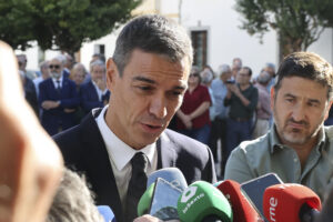 El presidente del Gobierno Pedro Sánchez se dirige a los medios de comunicación a su llegada a la iglesia de Santa María Magdalena de Olivenza (Badajoz), este lunes, para asistir a la misa funeral por el expresidente de la Junta de Extremadura Guillermo Fernández Vara este lunes. Fernández Vara, que fue secretario general del PSOE de Extremadura durante 16 años y presidente de la Junta a lo largo de tres mandatos, falleció este domingo a los 66 años. EFE/ Jero Morales