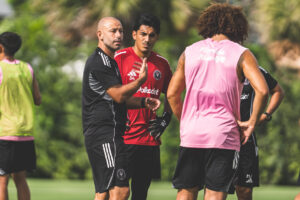 Fotografía cedida por el Inter Miami CF donde aparece su entrenador, Javier Mascherano (i), durante un entrenamiento este viernes, en Fort Lauderdale (EE.UU.). EFE/ Inter Miami CF