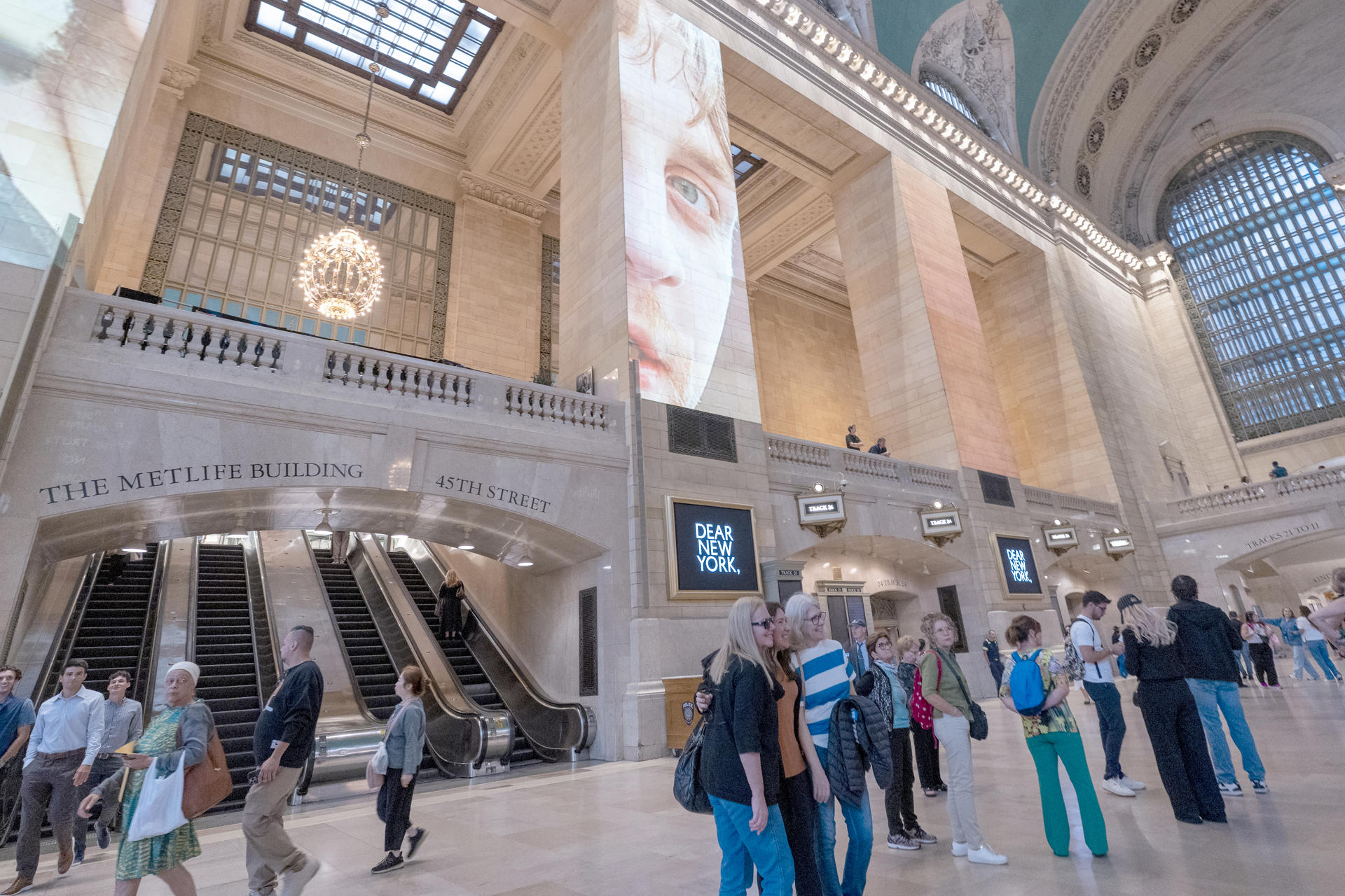 Personas asisten a la exposición 'Dear New York' impulsada por Brandon Stanton, creador del proyecto 'Humans of New York', este 7 de octubre 2025 en la estación Grand Central de Nueva York (Estados Unidos). EFE/ Ángel Colmenares
