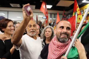 Un primer grupo de activistas italianos de la Global Sumud Flotilla, la noche de este sábado a su llegada al aeropuerto Fiumicino en Roma. EFE/EPA/TELENEWS
