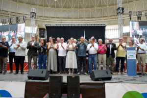 NAVALMORAL DE LA MATA (CÁCERES), 04/10/2025.- La presidenta de la Junta de Extremadura, María Guardiola (c), durante la inauguración del acto organizado por la plataforma ciudadana 'Sí a Almaraz, Sí al futuro' que ha reunido este sábado en Navalmoral de la Mata a numerosos ciudadanos y más de ochenta entidades para la firma de la 'Alianza por Almaraz'. EFE/ Eduardo Palomo