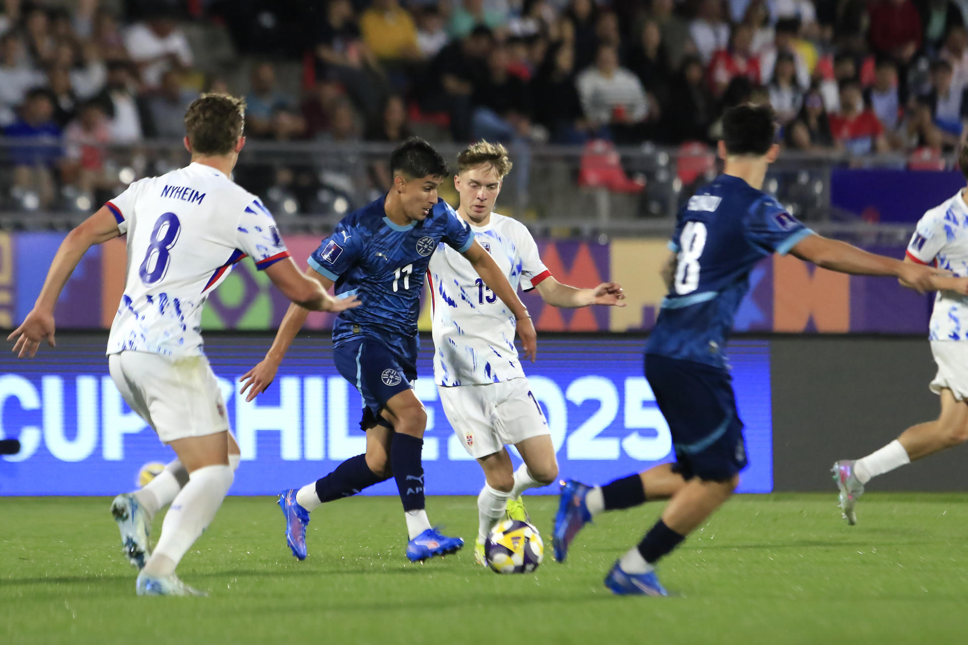 César Miño (c-i) de Paraguay disputa el balón con Ola Visted (c-d) de Noruega en un partido de octavos de final de la Copa Mundial Sub-20. EFE/ Benjamín Hernández
