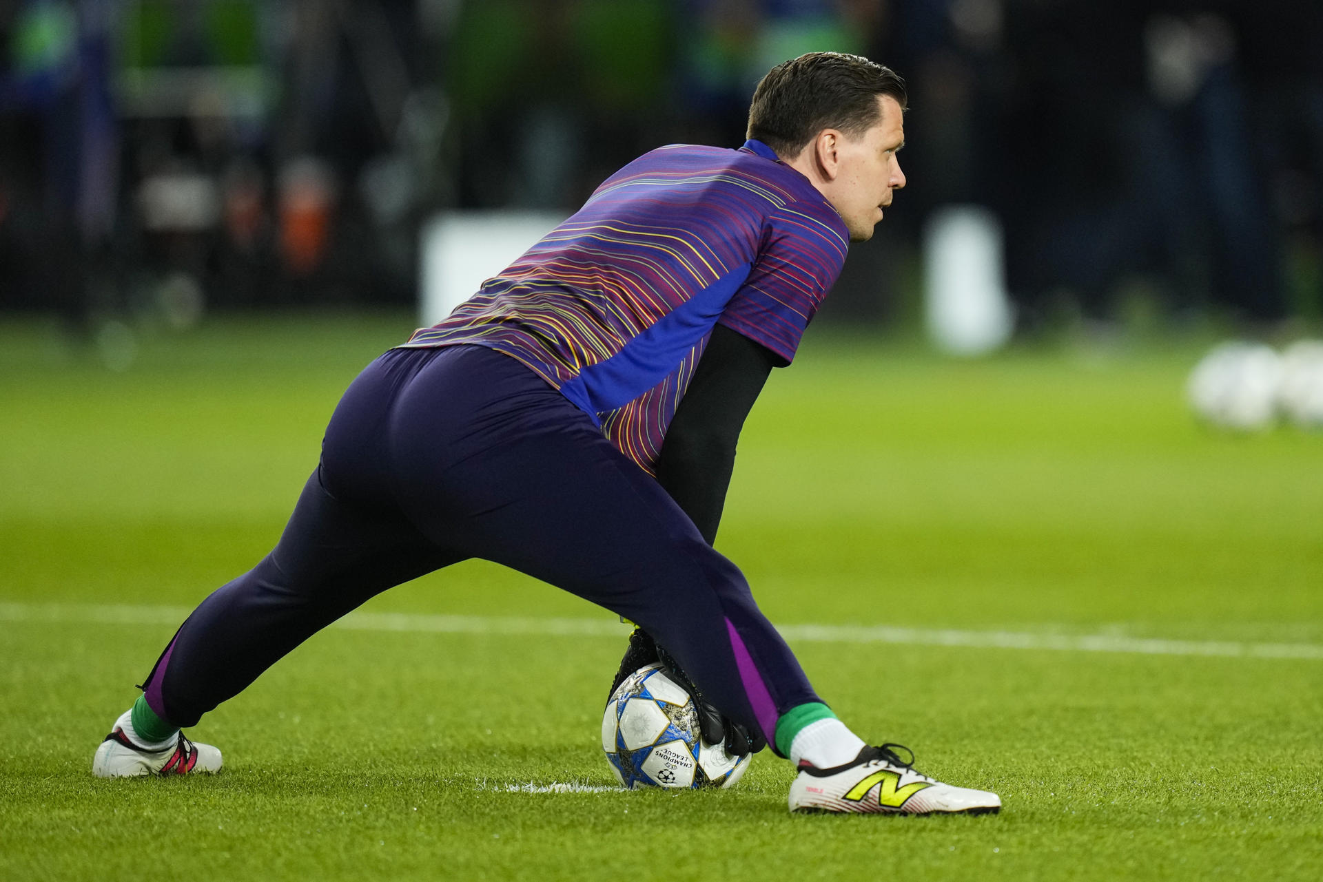 El portero polaco del FC Barcelona Wojciech Szczęsny durante el calentamiento previo este miércoles al partido de la fase de grupo de la Liga de Campeones que enfrenta al FC Barcelona y al PSG en el estadio olímpico Lluis Companys de Barcelona. EFE/ Siu Wu