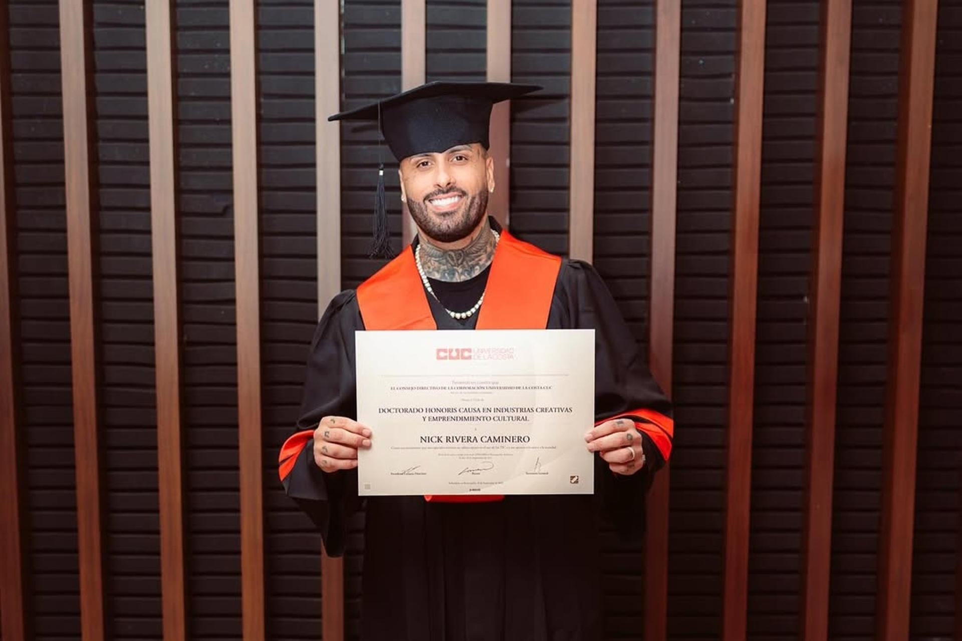 Fotografía tomada de la cuenta oficial @nickyjam en la red social instagram del cantante estadounidense Nicky Jam posando al recibir el doctorado honoris causa en Industrias creativas y emprendimiento cultural este jueves, en la Universidad de la Costa, en Barranquilla (Colombia). EFE/ @nickyjam