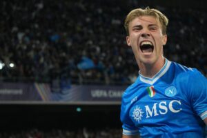 El jugador del Nápoles Rasmus Hojlund celebra el 1-0 durante el partido de la segunda jornada de la UEFA Champions League que han jugado SSC Napoli y Sporting CP en Napoles, Italia. EFE/EPA/CESARE ABBATE