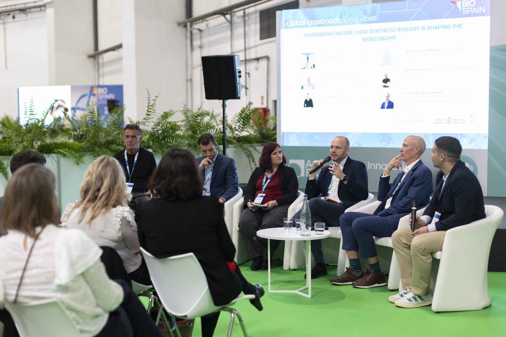 El managing partner de Invivo Partners, SGEIC, España, Luis Pareras; el CEO y co-fundador de Nanogrow Biotech Spain, Nicolás Galmarini; la jefa de I+D de LEV2050, España; Ana Ceniceros; el director de medicina personalizada en Nasertic y jefe de Synthetic Biology Lab en IRIS Hub (Navarra), Gonzalo Rodríguez; el co-chair, UK Governments Engineering Biology Steering Group y co-fundador del Global Biofoundry Aliance, UK, Paul Freemont y el moderador, el fundador y presidente de ATG SynBio Spain, Fran Antequera participa en la mesa redonda: "Harnessing nature: How synthetic biology is shaping the bioeconomy" en el congreso internacional Biospain 2025, que reúne empresas biotecnológicas, farmacéuticas y de tecnologías médicas y que aborda las posibilidades de la biología sintética, combinada con IA, entre otros asuntos. EFE/Marta Pérez