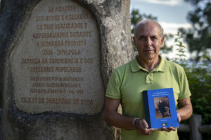 Hace 23 años, el periodista Paco Niebla decidió investigar el asesinato de sus abuelos en Vigo en 1937 y halló "una de las historias más crueles de la Guerra Civil", un drama de "película" que recoge en el libro 'La Protestante. Ojos azules, corazón rojo', editado por el Instituto de Estudios Vigueses. EFE/Brais Lorenzo