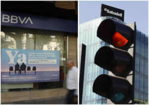 Sucursal del banco BBVA (i) y del Sabadell (d) en Madrid, este miércoles. EFE/ Javier Lizon
