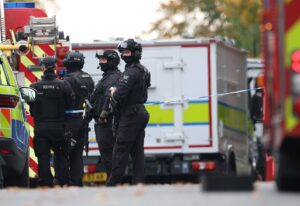 Un grupo de policías frente a la sinagoga en Mánchester donde se registró un ataque mortal.
EFE/EPA/ADAM VAUGHAN