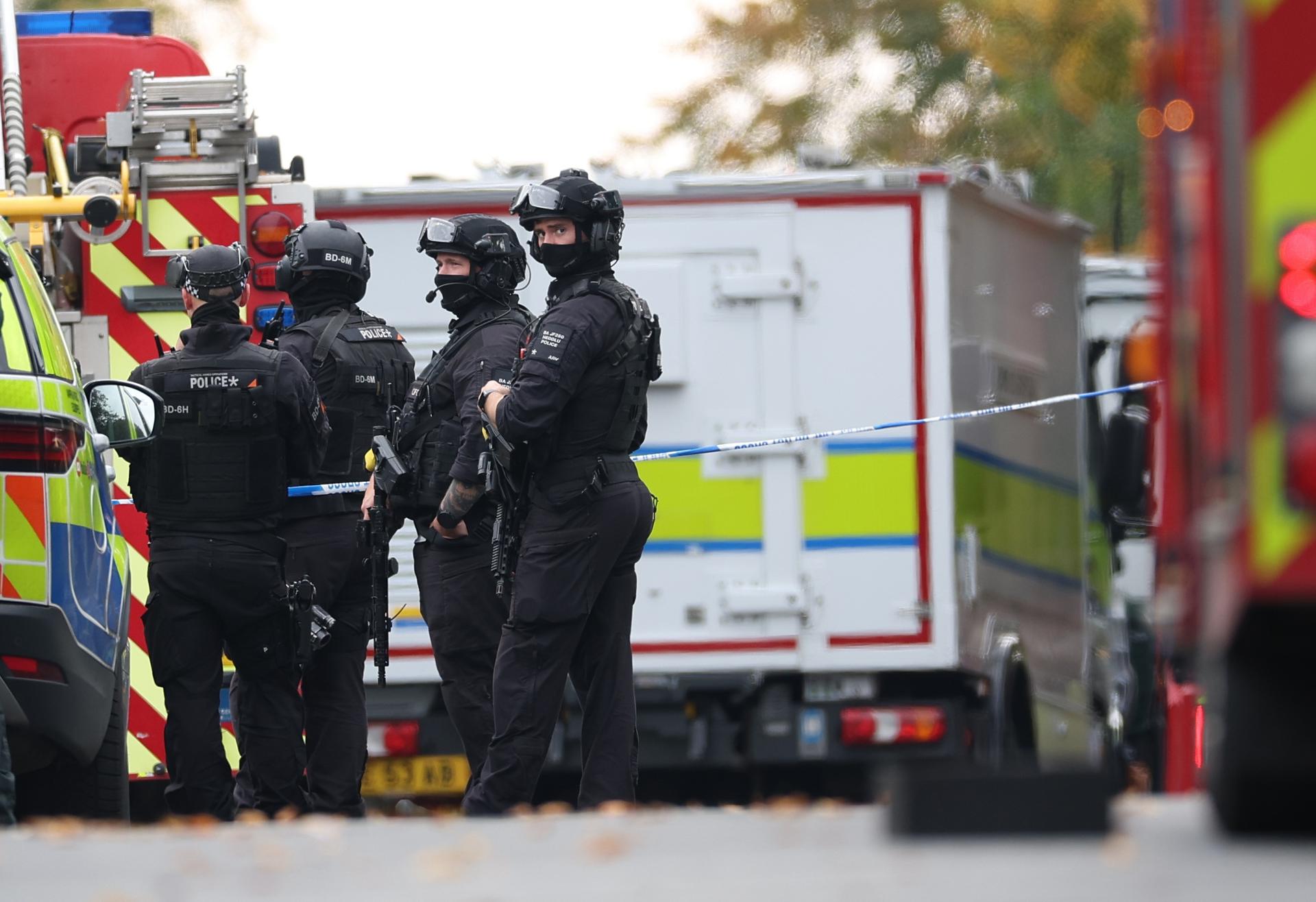 Un grupo de policías frente a la sinagoga en Mánchester donde se registró un ataque mortal.
EFE/EPA/ADAM VAUGHAN