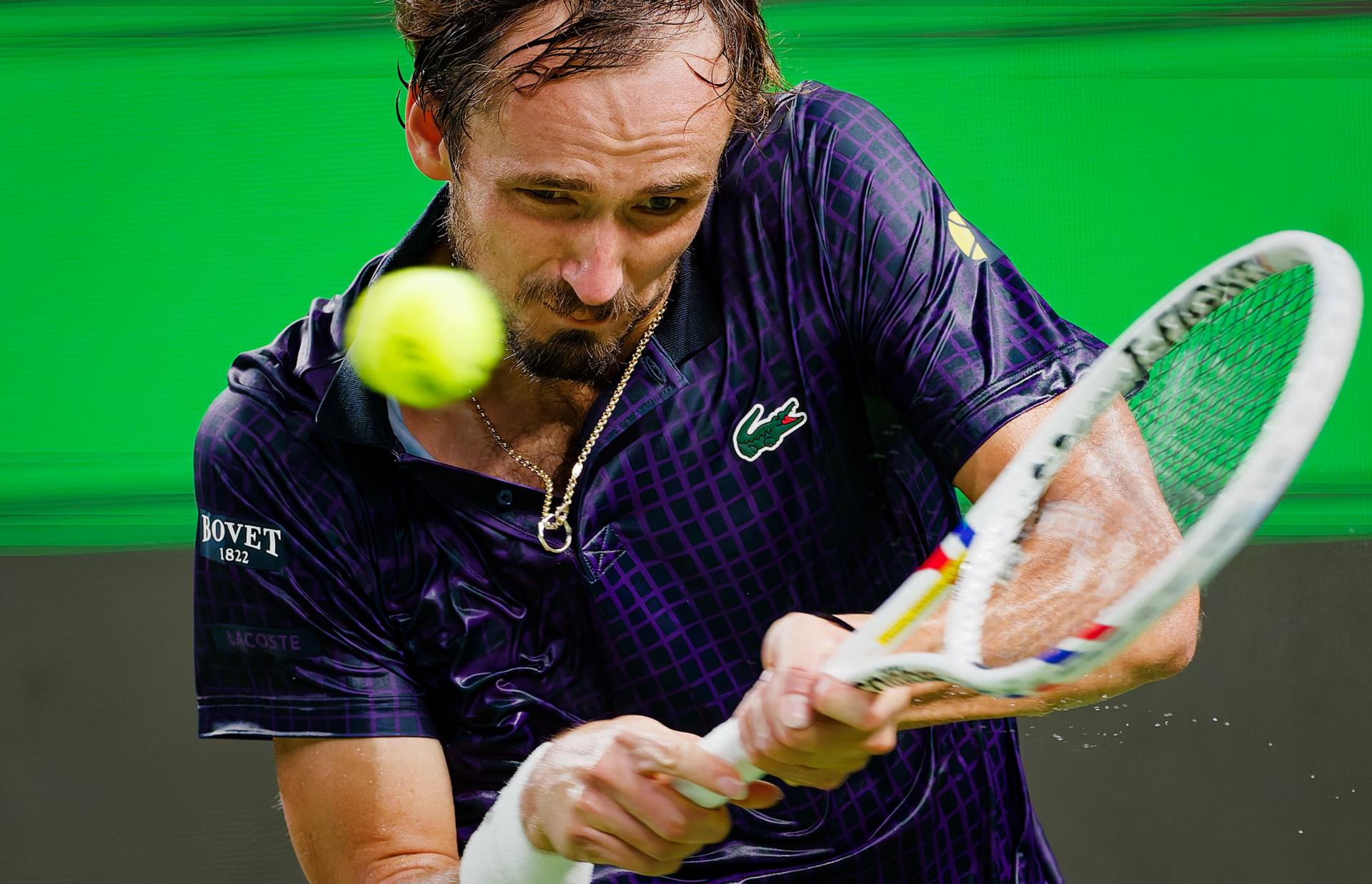 El ruso Daniil Medvedev en acción durante el partido de diecisiesavos de final que ha jugado contra el español Alejandro Davidovich Fokina en Shanghai, China. EFE/EPA/ALEX PLAVEVSKI