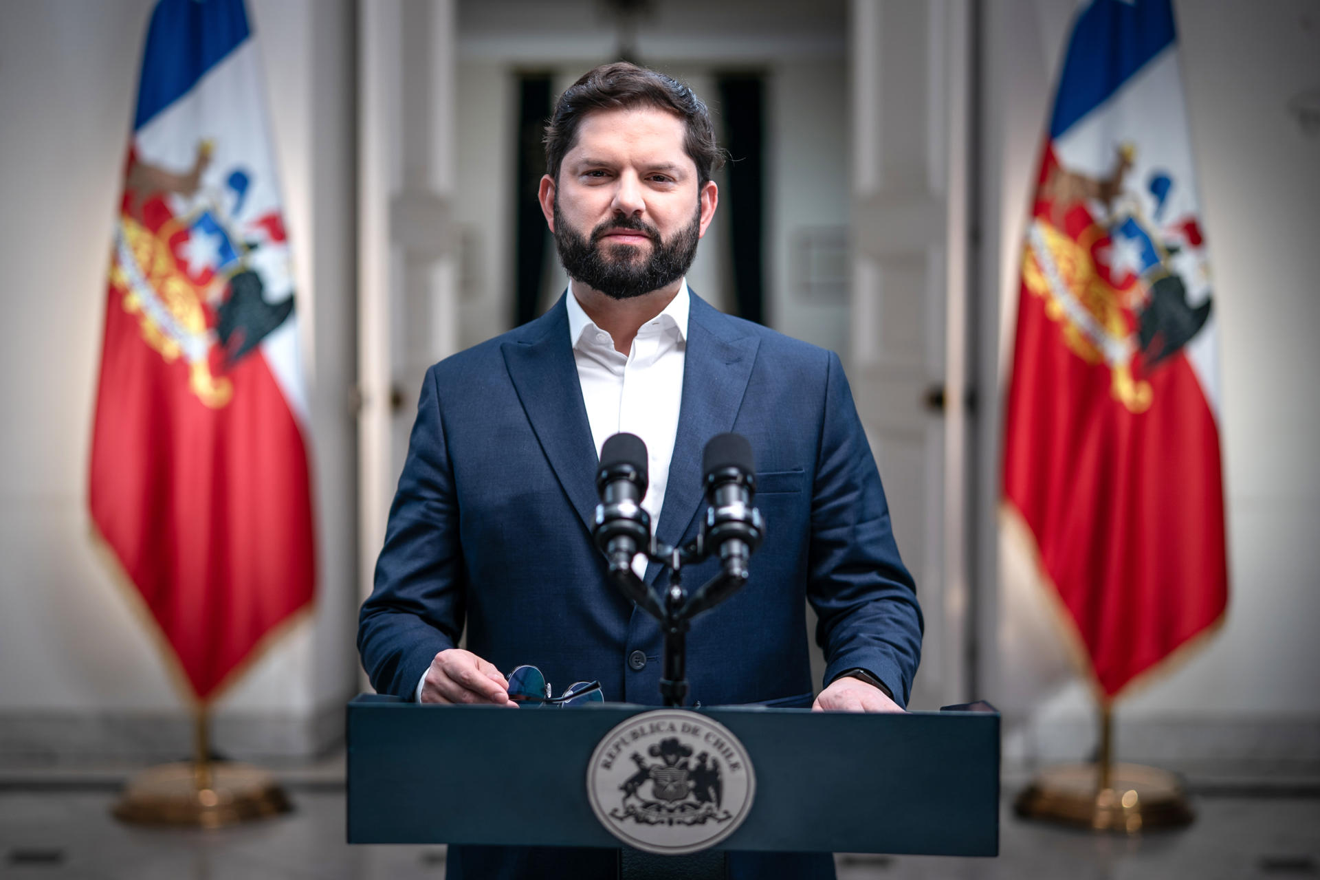 Fotografía cedida este martes, 30 de septiembre, por la Presidencia de Chile del mandatario Gabriel Boric, durante una alocución televisada acerca del presupuesto nacional para 2026, desde el palacio de La Moneda, en Santiago de Chile. EFE/Presidencia de Chile