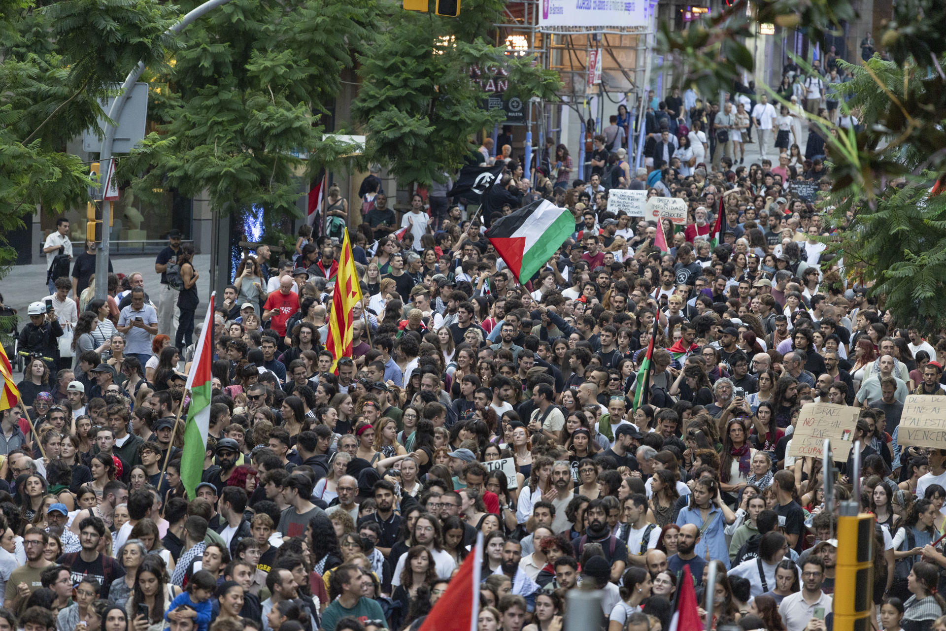 BARCELONA, 03/10/2025.- Miles de personas han vuelto a tomar las calles para denunciar el "genocidio" de Israel y mostrar su apoyo al pueblo palestino con nuevas marchas en Barcelona que se suman a las vividas el jueves y sirven de previa a la manifestación convocada este sábado al mediodía. EFE/Marta Pérez
