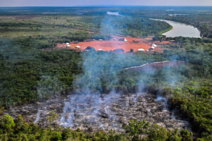 Fotografía del 27 de septiembre de 2025 que muestra una quema forestal controlada, cerca de la aldea indígena Kaluani-Paraiso, en el Parque Indígena Xingu, en Gaúcha do Norte (Brasil). EFE/Andre Borges