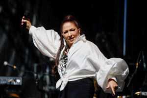 La cantante cubano-estadounidense Gloria Estefan ofrece un concierto gratuito este domingo en Madrid en el marco de las celebraciones de la Hispanidad 2025. EFE/ Daniel González