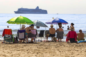 Vista de la playa del Postiguet de Alicante, donde luce el sol y se alcanzan temperaturas cercanas a los 30 grados. EFE/Pep Morell