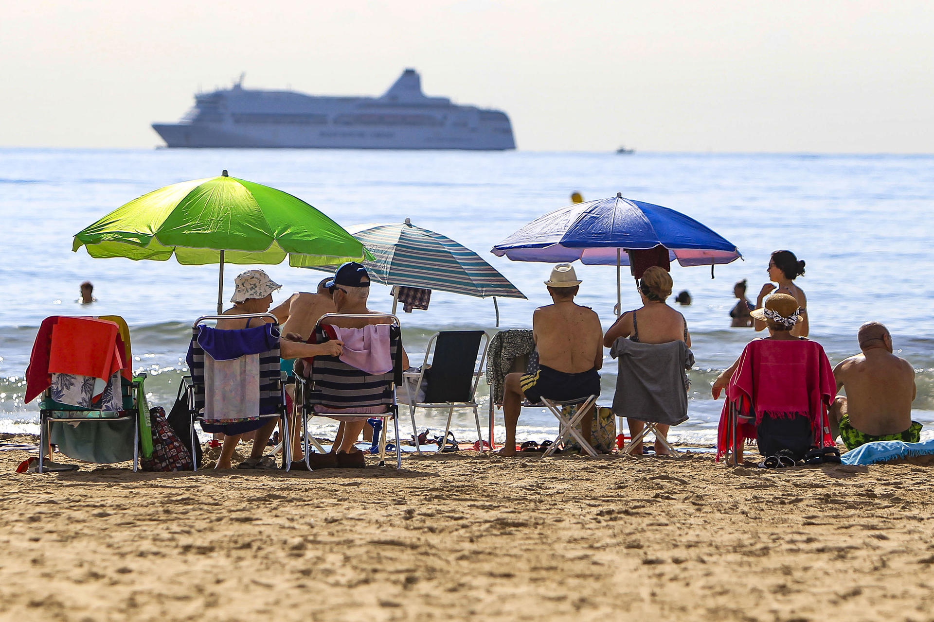 Vista de la playa del Postiguet de Alicante, donde luce el sol y se alcanzan temperaturas cercanas a los 30 grados. EFE/Pep Morell
