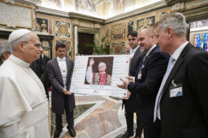 El papa León XIV ha animado este jueves a defender una "información libre" y liberarla de "contaminaciones" como el 'clickbait' y la mentira, durante una audiencia con el consorcio de agencias de noticias Minds que celebra su Conferencia Internacional en Roma. EFE/ Vatican Media SOLO USO EDITORIAL/SOLO DISPONIBLE PARA ILUSTRAR LA NOTICIA QUE ACOMPAÑA (CRÉDITO OBLIGATORIO)