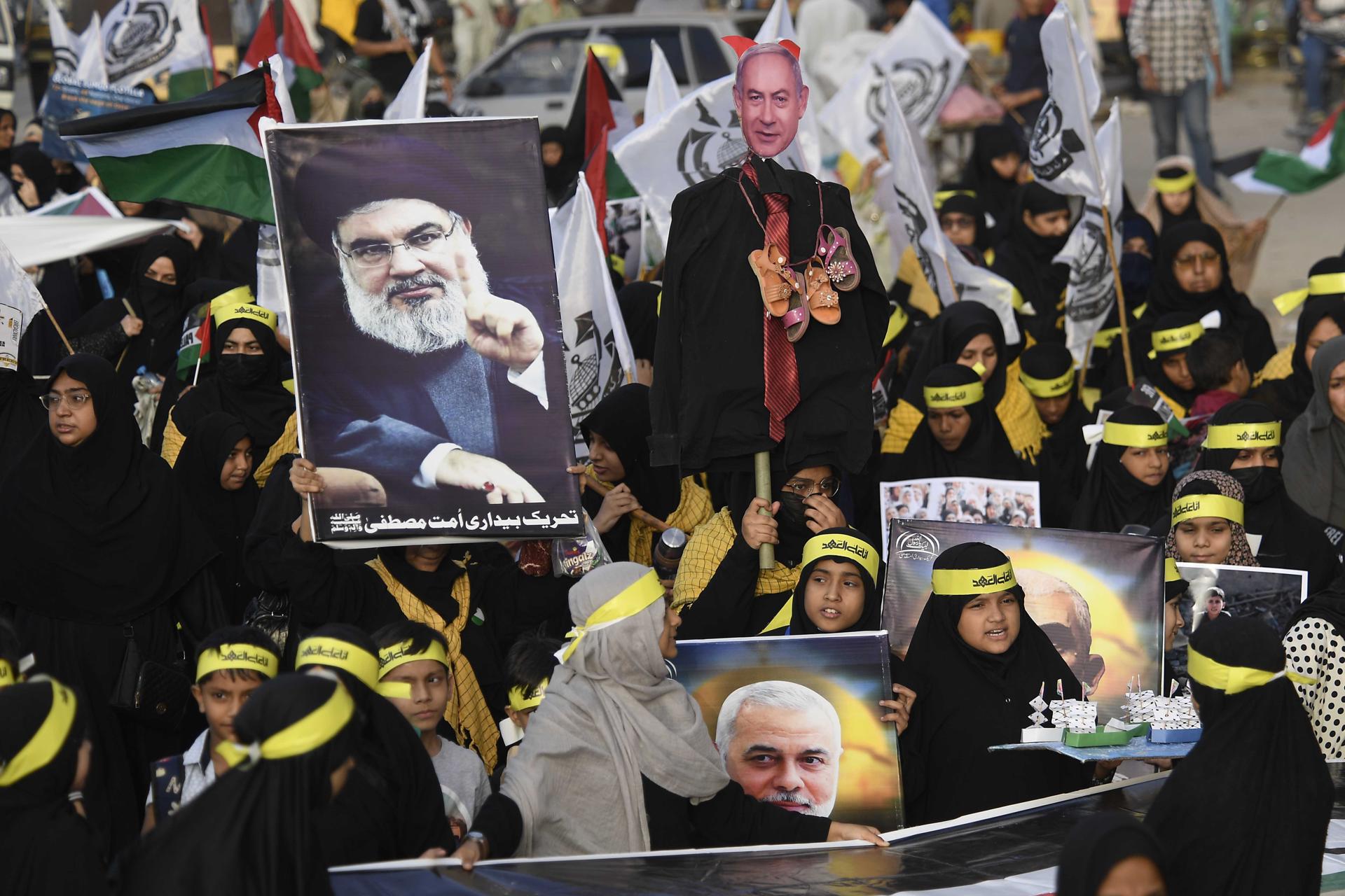 Las personas participan en una protesta en apoyo del pueblo palestino en Karachi, Pakistán, el 07 de octubre de 2025. El 7 de octubre marca el segundo aniversario de un ataque transfronterizo por parte de Hamas en Israel el 07 de octubre de 2023 que mató a aproximadamente 1,200 israelíes y lanzó una campaña militar israelí en respuesta en la Franja de Gaza que mató a más de 67,000 palestinos y destruyó el enclave palestino. (Protestas) EFE/EPA/SHAHZAIB AKBER
