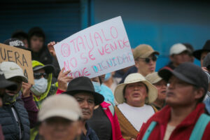 Personas participan en una manifestación el miércoles en Otavalo (Ecuador). EFE/ Jose Jacome