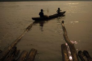 Fotografía de archivo de dos indígenas de la étnia Ticuna al navegar en el río Amazonas, cerca de Leticia (capital del departamento colombiano homónimo al afluente). EFE/Jeffrey Arguedas