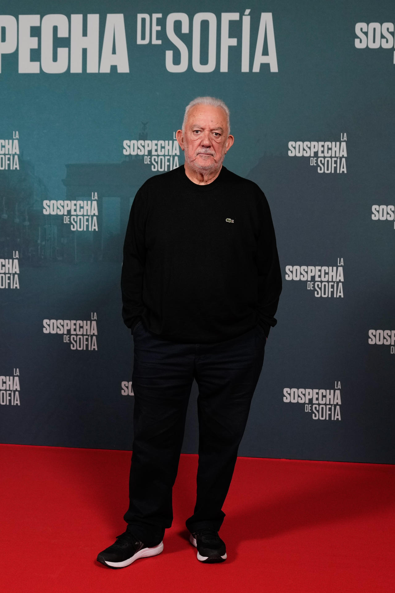 El director de cine Imanol Uribe posa para los fotógrafos durante la presentación de la película 'La sospecha de Sofía' en Madrid. EFE/ Borja Sánchez-Trillo
