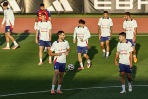 Los jugadores de la selección española de fútbol participan en una sesión de entrenamiento del conjunto en Las Rozas, Madrid, este martes, para preparar el partido que disputará en el Martínez Valero de Elche el sábado (a las nueve menos cuarto de la noche; las 18:45 horas GMT) ante Georgia. EFE/ Rodrigo Jiménez