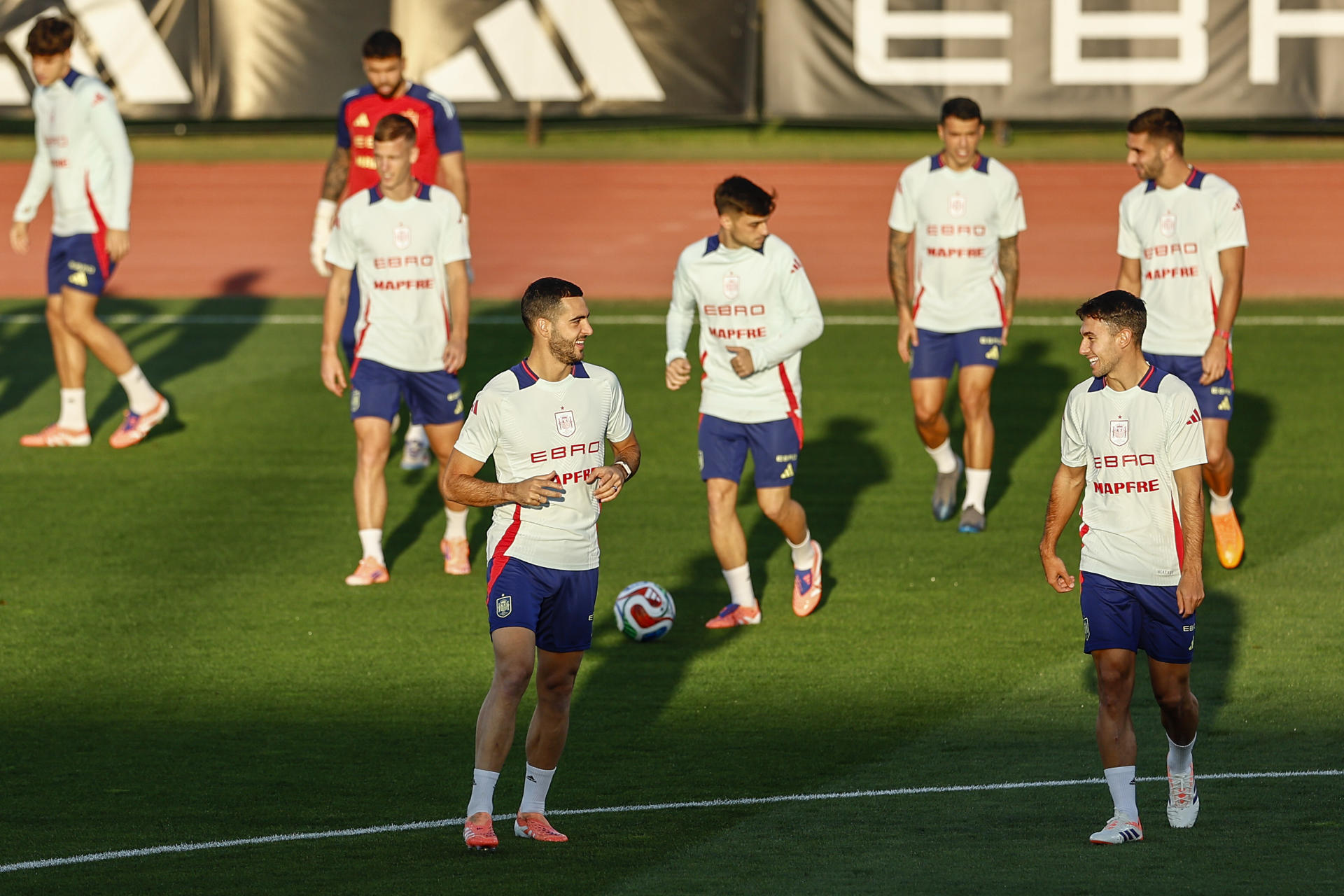 Los jugadores de la selección española de fútbol participan en una sesión de entrenamiento del conjunto en Las Rozas, Madrid, este martes, para preparar el partido que disputará en el Martínez Valero de Elche el sábado (a las nueve menos cuarto de la noche; las 18:45 horas GMT) ante Georgia. EFE/ Rodrigo Jiménez