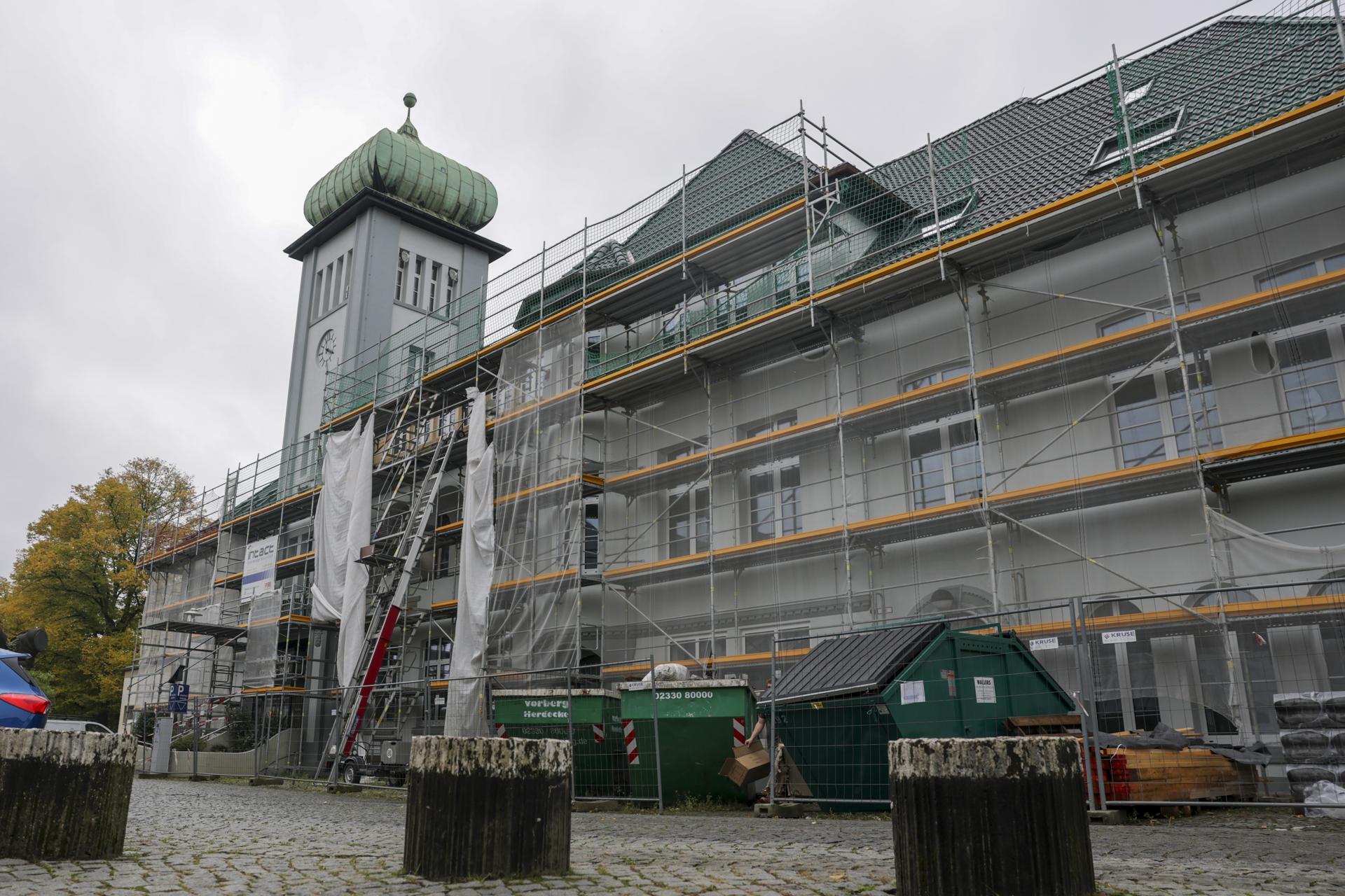 El ayuntamiento de Herdecke, después de que la recién elegida alcaldesa, Iris Stalzer, fuera encontrada gravemente herida en un apuñalamiento en Herdecke, Alemania, el 7 de octubre de 2025. EFE/EPA/CHRISTOPHER NEUNDORF
