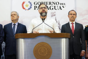 El ministro de Justicia de Paraguay, Rodrigo Nicora (c), habla junto al ministro del Interior de Paraguay, Enrique Riera (i), y el ministro de Defensa de Paraguay, Óscar González, durante una rueda de prensa este lunes, en Asunción (Paraguay). EFE/ Juan Pablo Pino