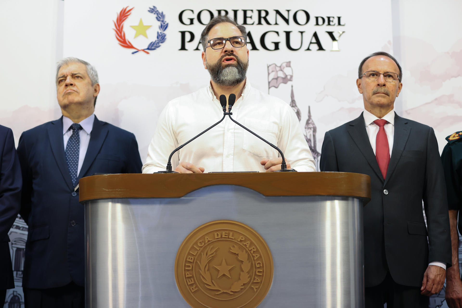 El ministro de Justicia de Paraguay, Rodrigo Nicora (c), habla junto al ministro del Interior de Paraguay, Enrique Riera (i), y el ministro de Defensa de Paraguay, Óscar González, durante una rueda de prensa este lunes, en Asunción (Paraguay). EFE/ Juan Pablo Pino