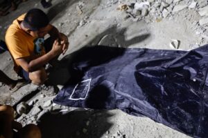 Un familiar de un fallecido por el terremoto que golpeó el centro de Filipinas frente a una bolsa con restos mortales.
EFE/EPA/ROLEX DELA PENA