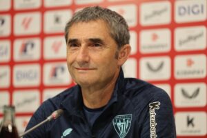 El entrenador del Athletic, Ernesto Valverde, atiende a los medios previa al partido liguero del sábado ante el Mallorca en San Mamés, y posterior entrenamiento. EFE/Luis Tejido