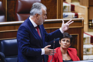 El ministro de Política Territorial y Memoria Democrática, Ángel Víctor Torres interviene en la sesión de control al gobierno celebrada este miércoles en el Congreso. EFE/J.J. Guillén