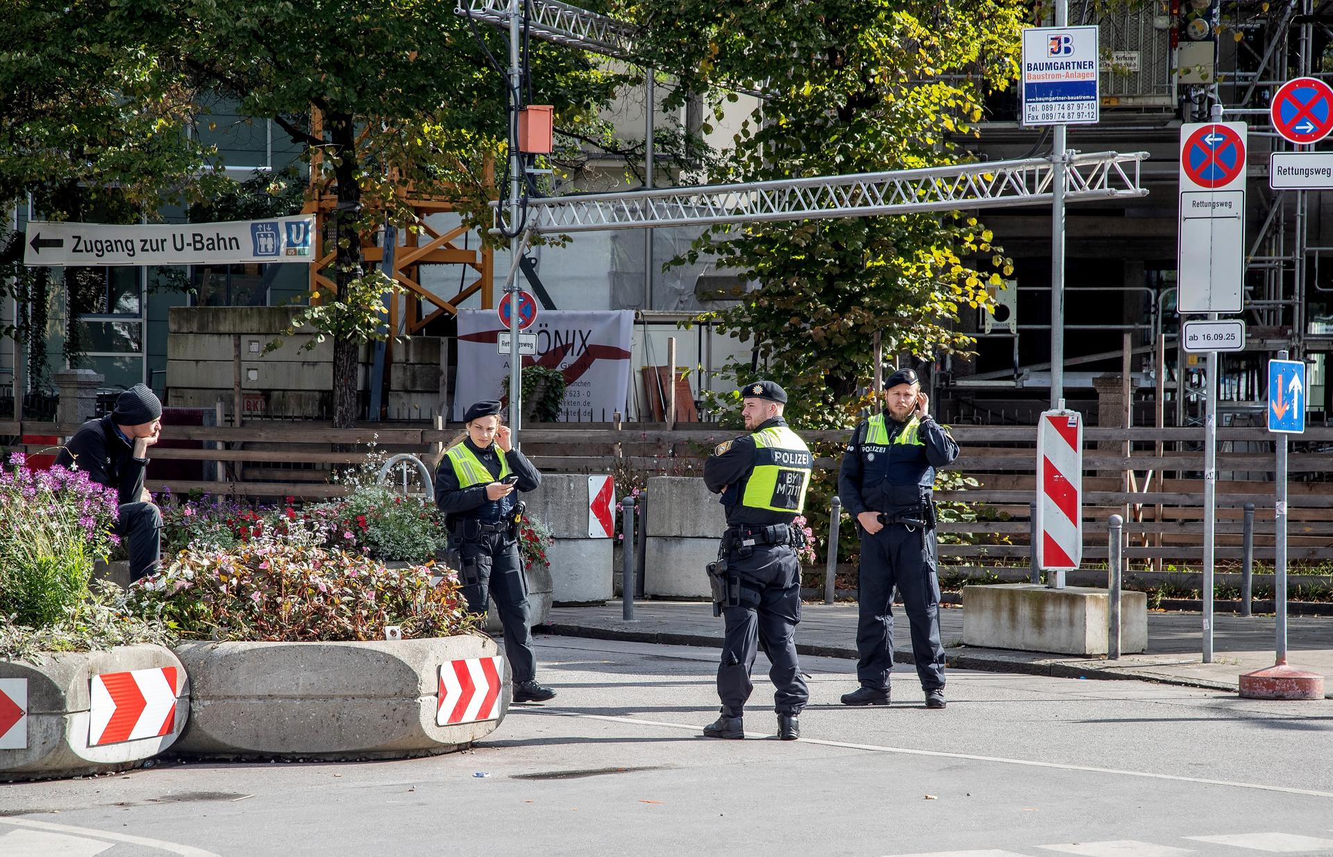Agentes de la policía alemana en el recinto en torno a la Theresienwiese (Prado de Teresa), que acogeel Oktoberfest cada año. EFE/EPA/VIFOGRA
