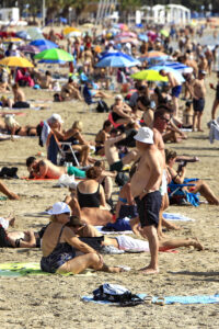 Vista de la playa del Postiguet de Alicante, ayer jueves. EFE/Pep Morell
