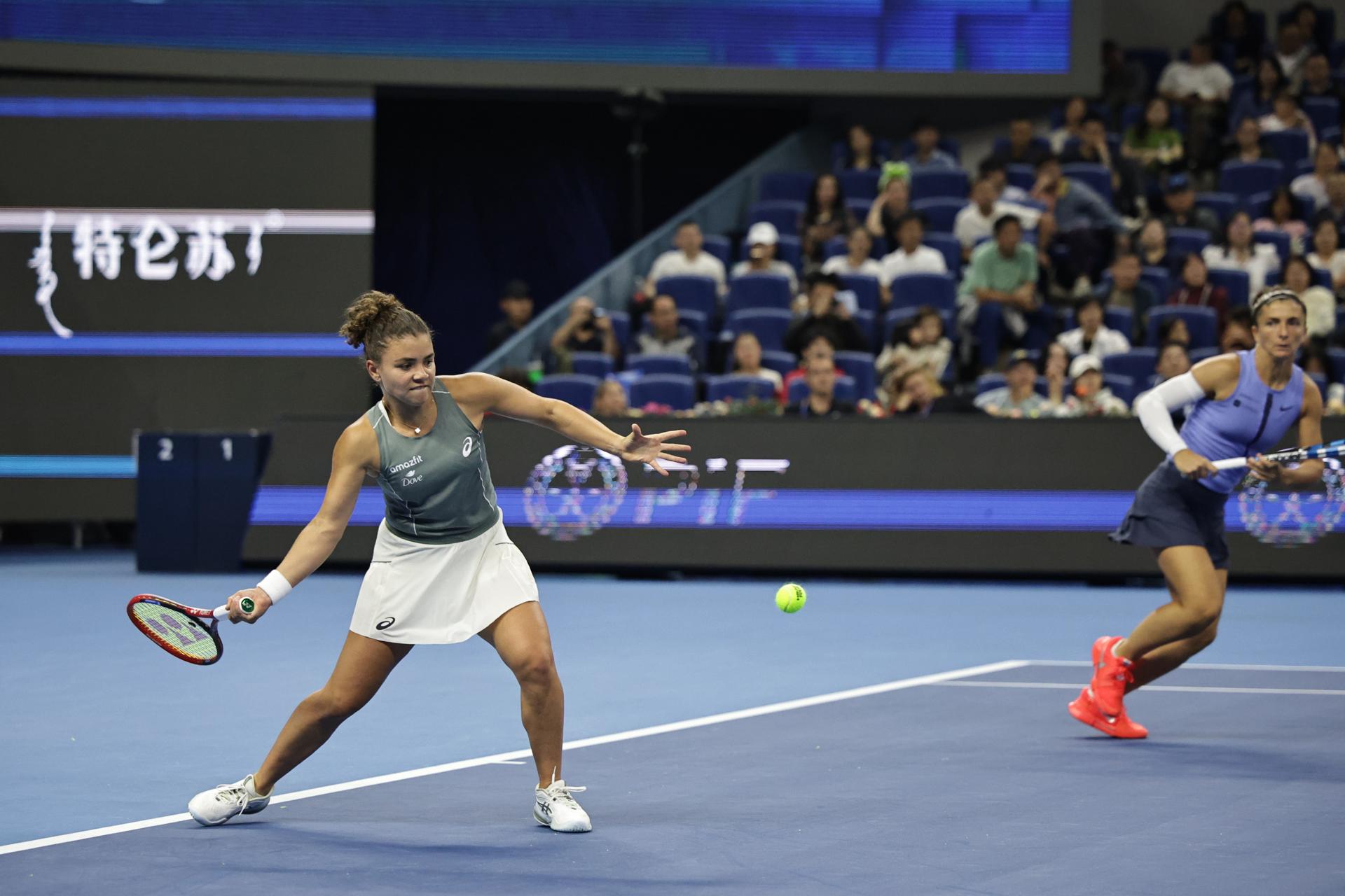 Las italianas Sara Errani y Jasmine Paolini en acción contra Miyu Kato de Japón y Fanny Stollar de Hungría durante la final del partido de dobles femeninos en el Abierto de China, en Pekin. EFE/EPA/ANDRES MARTINEZ CASARES
