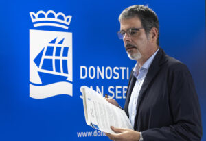 El alcalde de San Sebastián, Eneko Goia, en una imagen de archivo. EFE/Javier Etxezarreta
