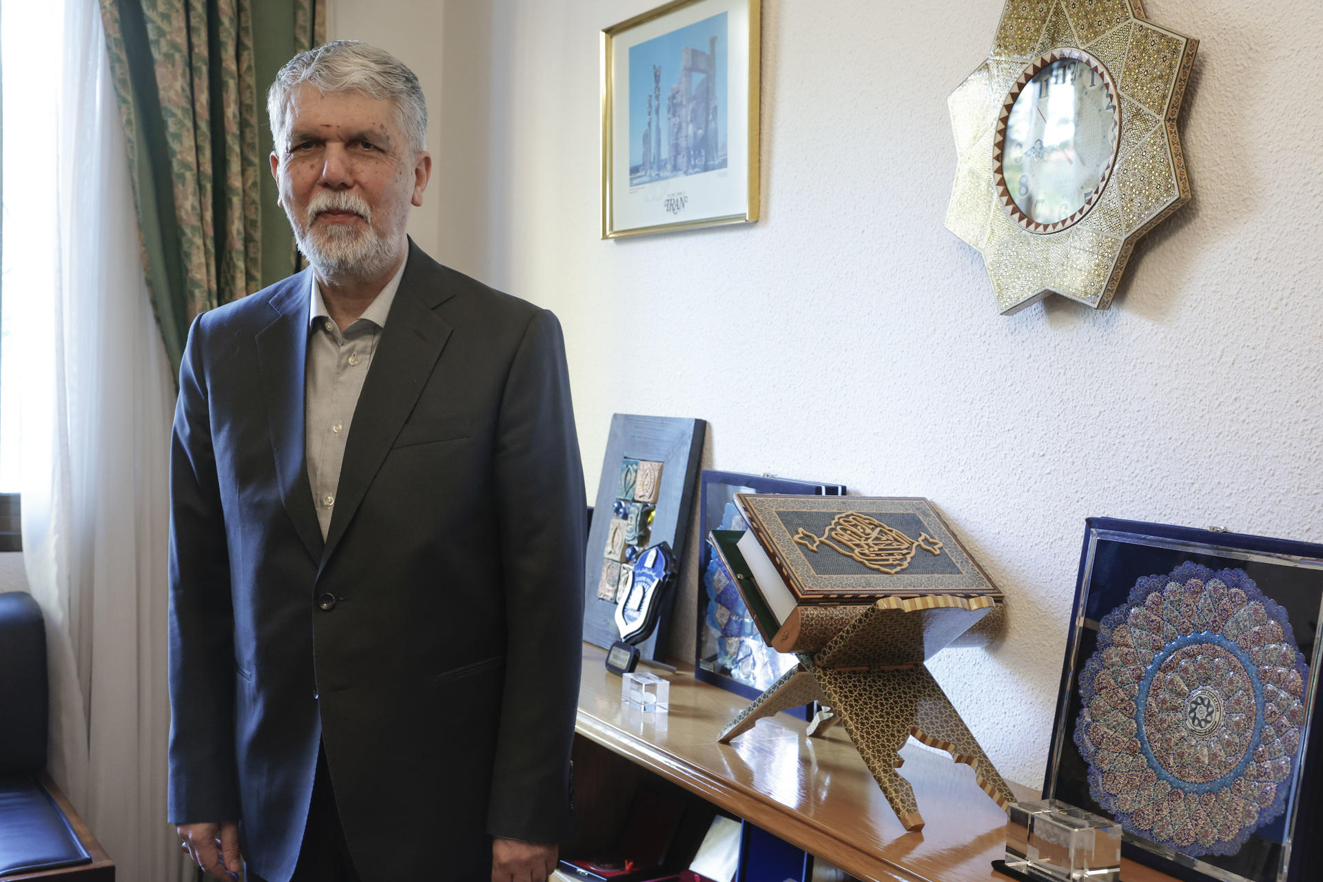El ministro de Cultura y Guía Islámica de Irán, Abás Salehi, admite que la República Islámica está en un proceso de debates "considerables" y "muy serios" sobre la continuidad del código de vestimenta que obliga a las mujeres a llevar el velo, y reconoce que en el Gobierno es favorable a su flexibilización.Tres años después de la muerte Mahsa Amini bajo custodia policial tras ser detenida por no llevar bien puesto el hiyab, y de las protestas que eso provocó en Irán, Salehi señala en una entrevista con EFE que el debate está abierto en diferentes ámbitos políticos de la República Islámica. EFE/ Zipi